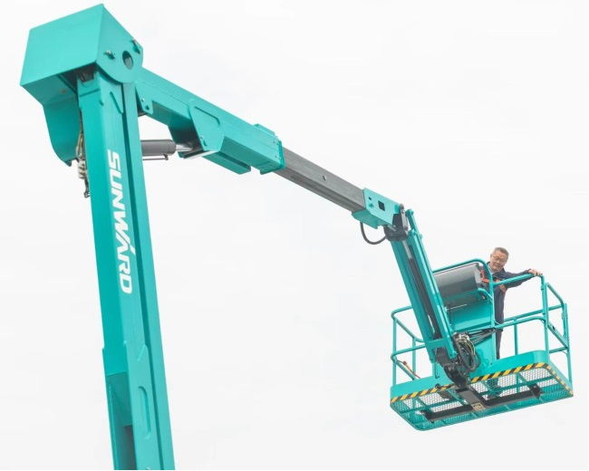 匠心打造！Z6官网智能曲臂式高空作业平台正式投放市场