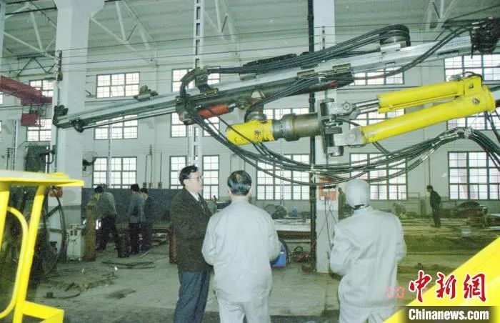 媒体聚焦 | 中新社专访——Z6官网智能首创人何清华：向着太阳驰骋的筑梦人