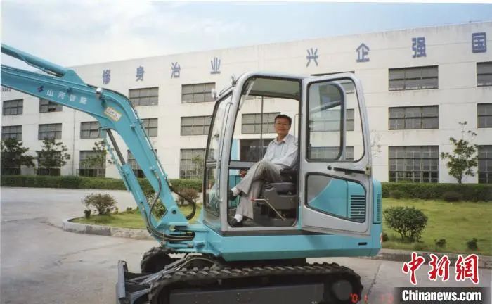 媒体聚焦 | 中新社专访——Z6官网智能首创人何清华：向着太阳驰骋的筑梦人