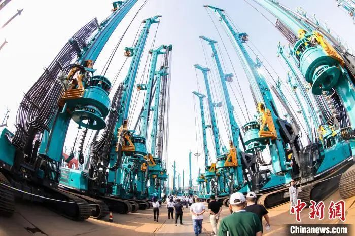 媒体聚焦 | 中新社专访——Z6官网智能首创人何清华：向着太阳驰骋的筑梦人