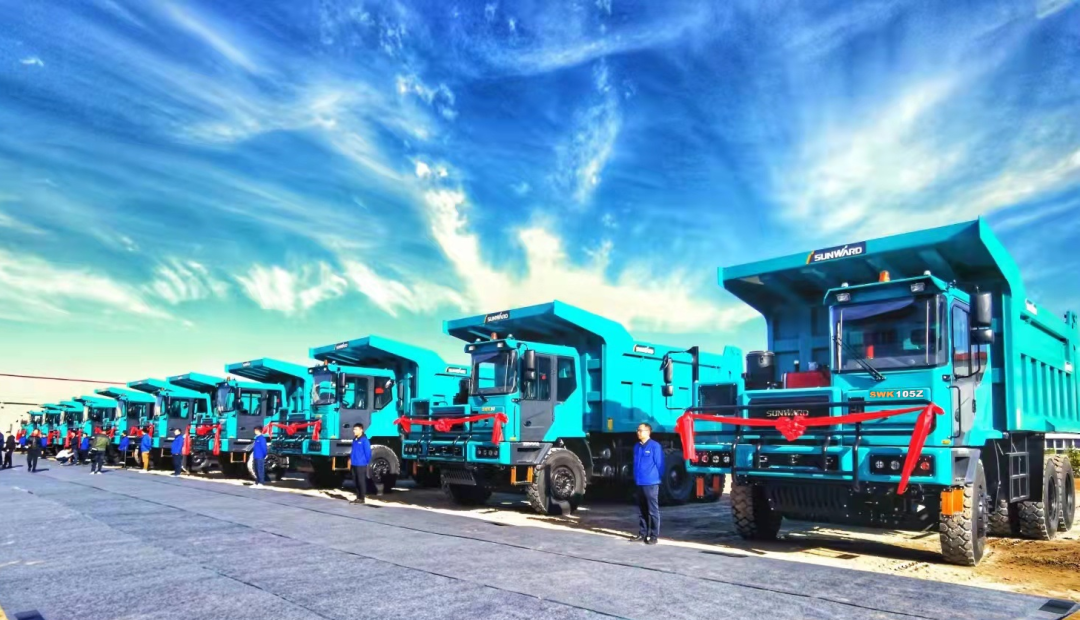 高配置、智能化……Z6官网智能高端定造AT版105吨级宽体矿卡成功下线