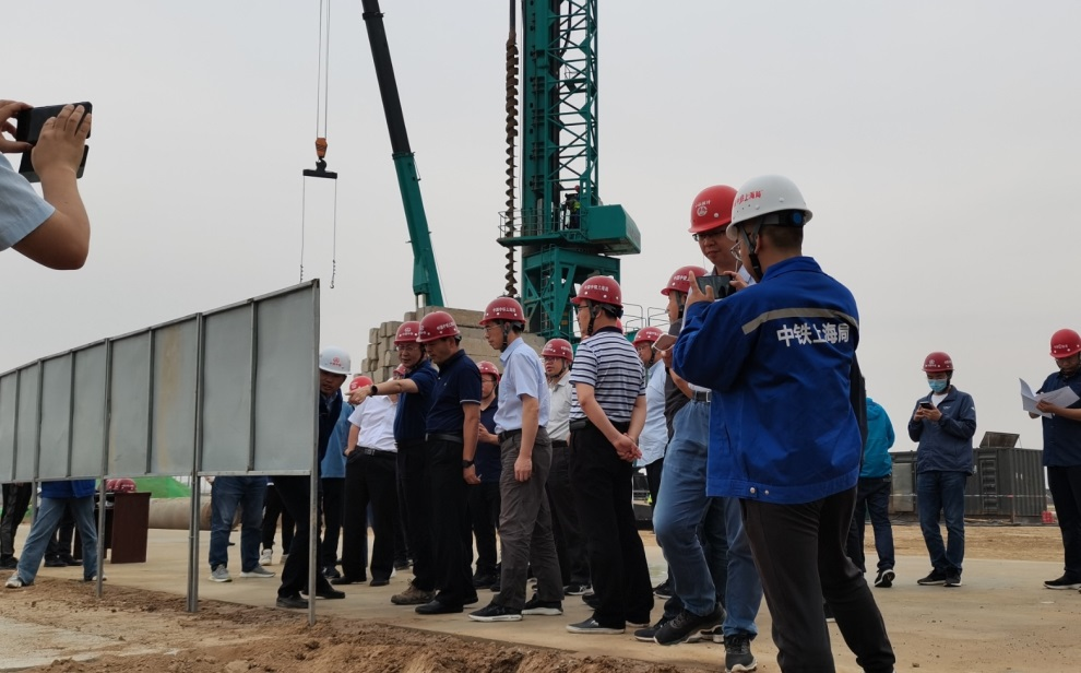 创下纪录！Z6官网智能引孔式静力压桩机初次利用于高铁项目