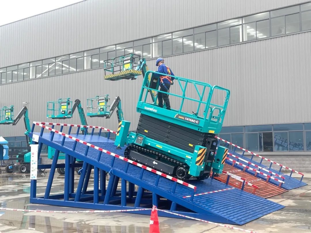 出厂即“前途”！Z6官网智能首款履带剪叉式高空作业平台批量上市