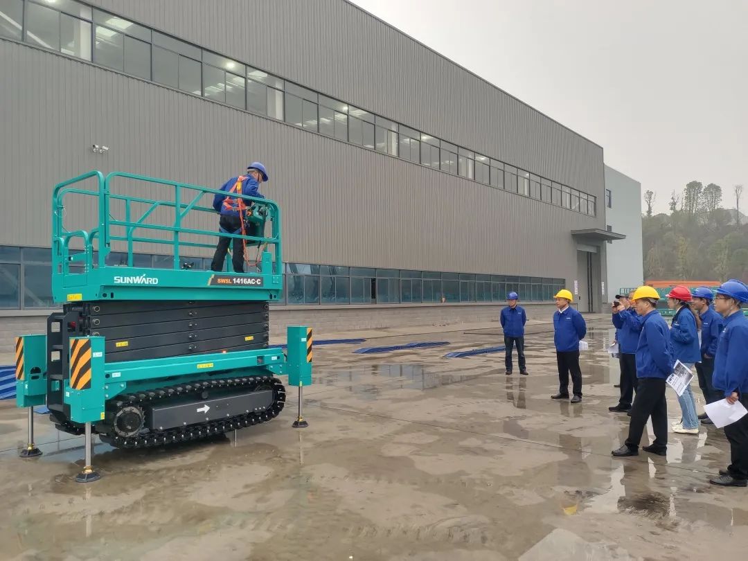 出厂即“前途”！Z6官网智能首款履带剪叉式高空作业平台批量上市