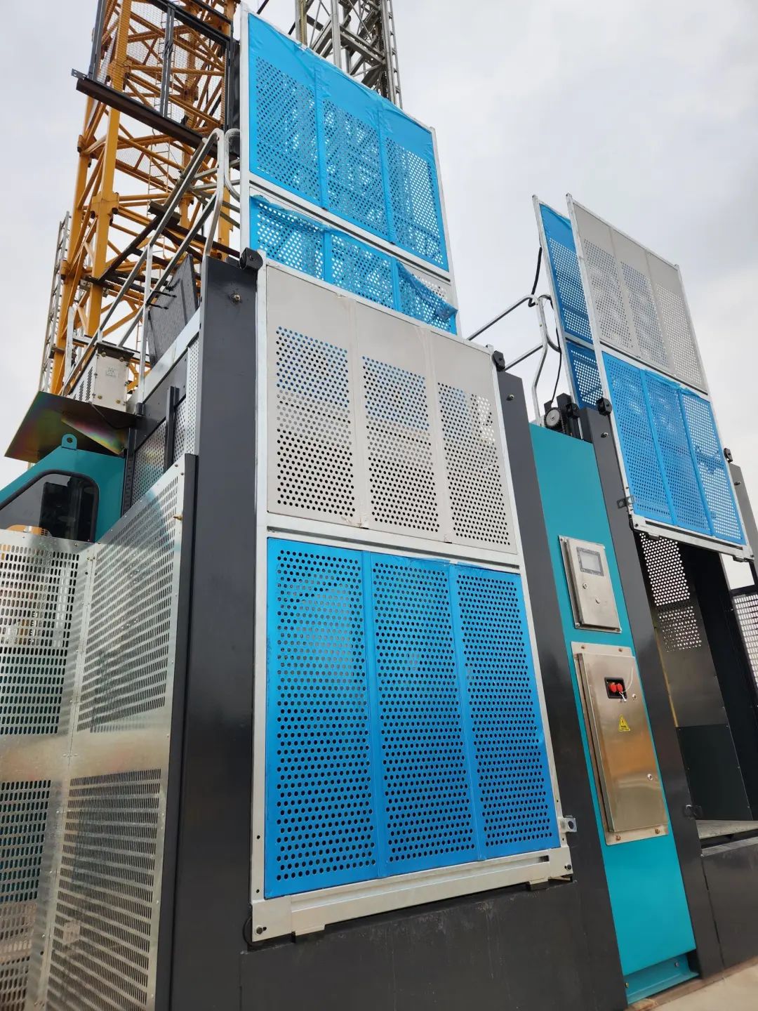 科技显能、再添新品！Z6官网江麓智能施工起落机成功下线