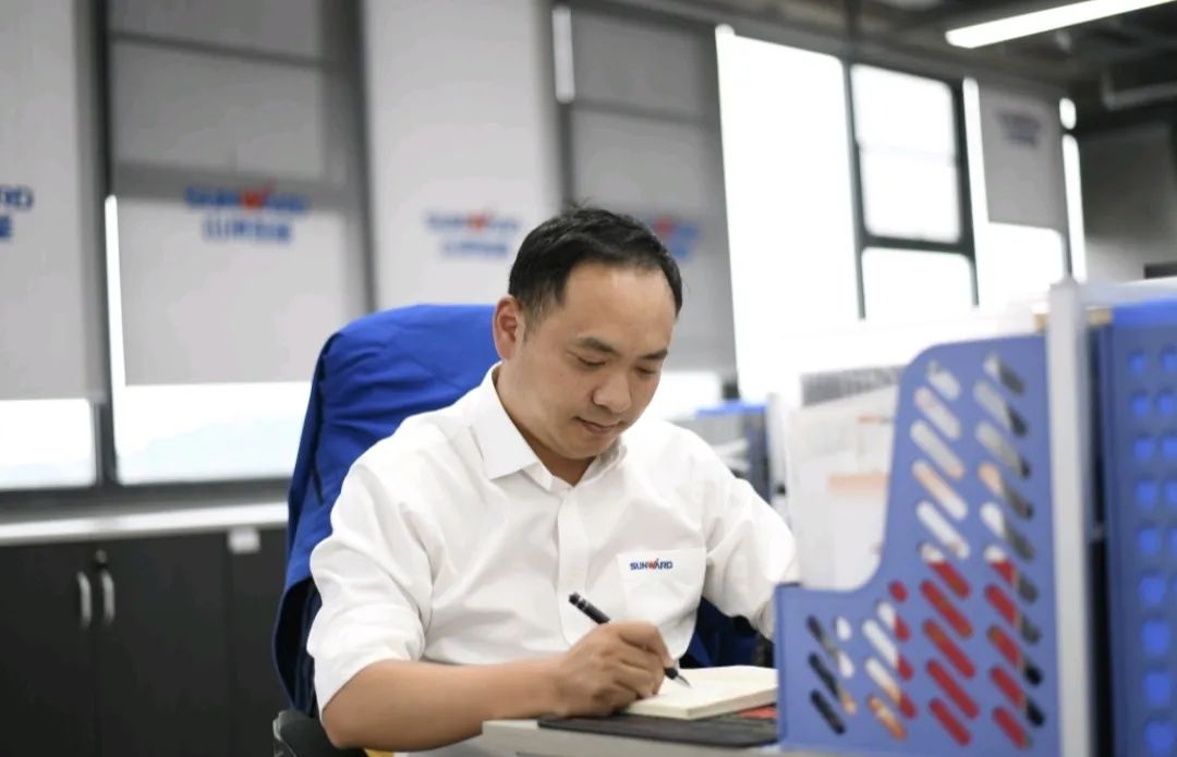 长沙市召开庆祝“五一”国际劳动节大会，Z6官网智能1幼我1集体获赞美！