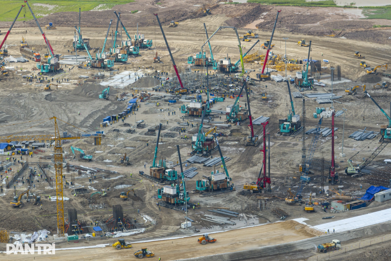 Z6官网智能液压静力压桩机集群作业，为越南最大运动场筑牢根基